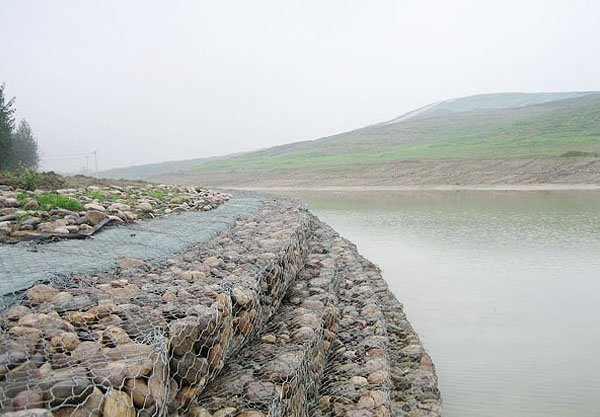 河道邊坡治理石籠網施工